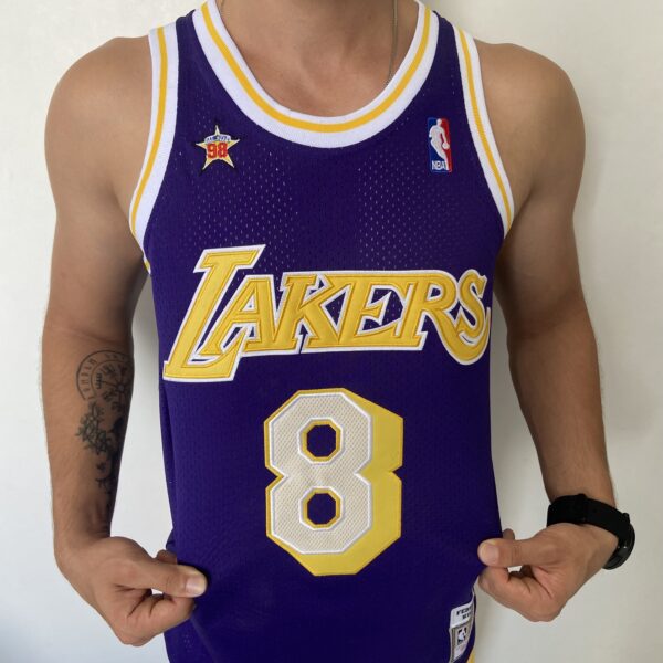 Camiseta Regata Basquete NBA Los Angeles Lakers Mitchell & Ness 8 de Fevereiro de 1998 Roxa – Kobe Bryant – 8 – Edição Especial – All Star - Imagem 7