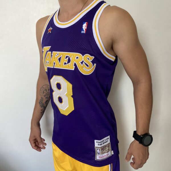 Camiseta Regata Basquete NBA Los Angeles Lakers Mitchell & Ness 8 de Fevereiro de 1998 Roxa – Kobe Bryant – 8 – Edição Especial – All Star - Imagem 8