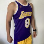 Camiseta Regata Basquete NBA Los Angeles Lakers Mitchell & Ness 8 de Fevereiro de 1998 Roxa – Kobe Bryant – 8 – Edição Especial – All Star - Imagem 9