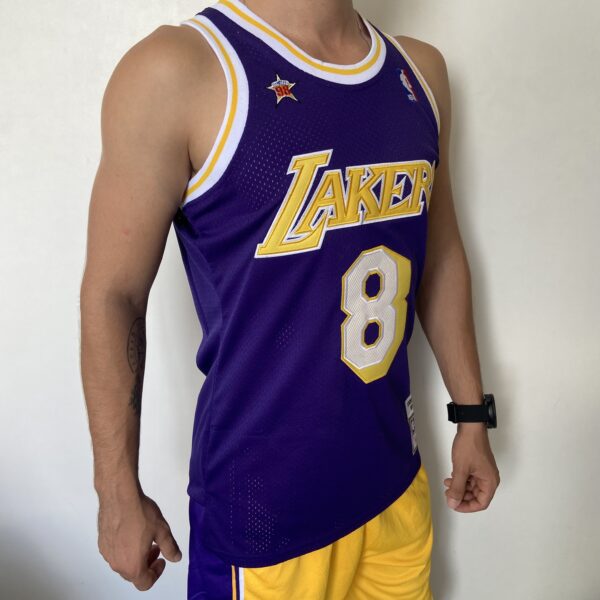 Camiseta Regata Basquete NBA Los Angeles Lakers Mitchell & Ness 8 de Fevereiro de 1998 Roxa – Kobe Bryant – 8 – Edição Especial – All Star - Imagem 9