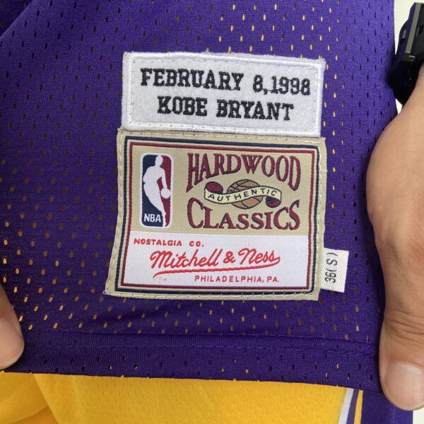 Camiseta Regata Basquete NBA Los Angeles Lakers Mitchell & Ness 8 de Fevereiro de 1998 Roxa – Kobe Bryant – 8 – Edição Especial – All Star - Imagem 11