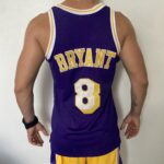 Camiseta Regata Basquete NBA Los Angeles Lakers Mitchell & Ness 8 de Fevereiro de 1998 Roxa – Kobe Bryant – 8 – Edição Especial – All Star - Imagem 14