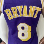 Camiseta Regata Basquete NBA Los Angeles Lakers Mitchell & Ness 8 de Fevereiro de 1998 Roxa – Kobe Bryant – 8 – Edição Especial – All Star - Imagem 15