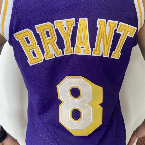 Camiseta Regata Basquete NBA Los Angeles Lakers Mitchell & Ness 8 de Fevereiro de 1998 Roxa – Kobe Bryant – 8 – Edição Especial – All Star - Imagem 15