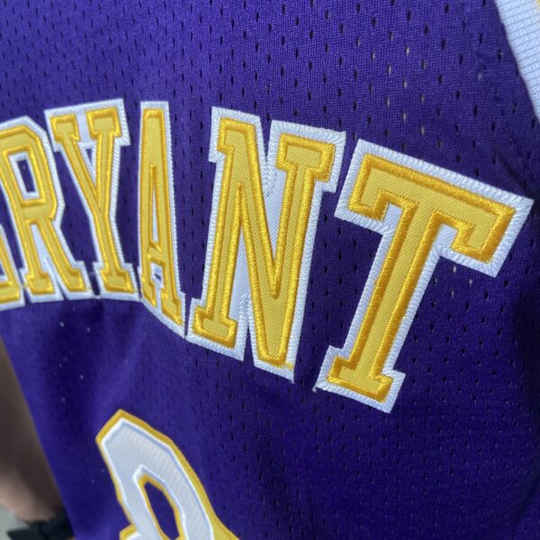 Camiseta Regata Basquete NBA Los Angeles Lakers Mitchell & Ness 8 de Fevereiro de 1998 Roxa – Kobe Bryant – 8 – Edição Especial – All Star - Imagem 16