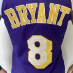 Camiseta Regata Basquete NBA Los Angeles Lakers Mitchell & Ness 8 de Fevereiro de 1998 Roxa – Kobe Bryant – 8 – Edição Especial – All Star - Imagem 18