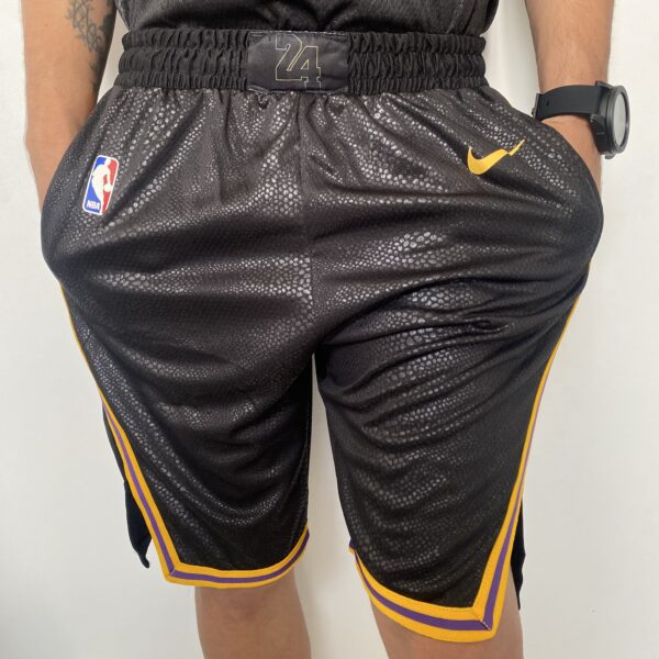 2023-09-01 12.00.22 Short Bermuda NBA Los Angeles Lakers Preta Mamba Negra - Black Mamba - Kobe Bryant Edição Especial Nike - Imagem 1
