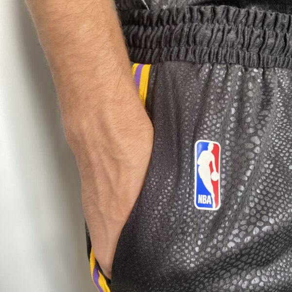 2023-09-01 12.00.36 Short Bermuda NBA Los Angeles Lakers Preta Mamba Negra - Black Mamba - Kobe Bryant Edição Especial Nike - Imagem 2
