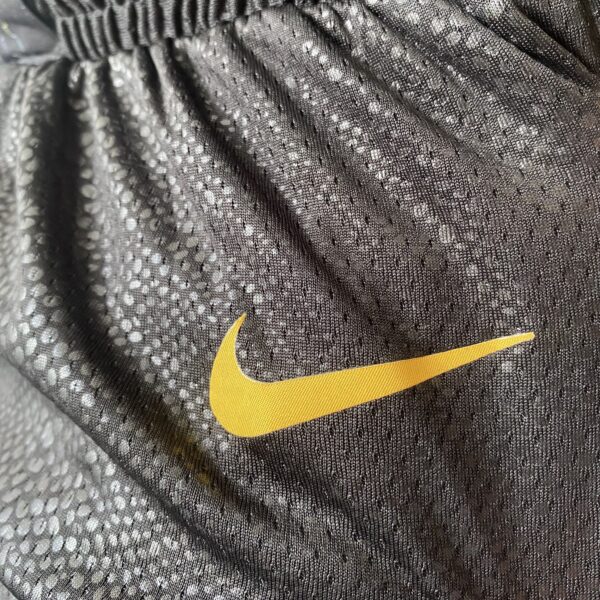 2023-09-01 12.01.16 Short Bermuda NBA Los Angeles Lakers Preta Mamba Negra - Black Mamba - Kobe Bryant Edição Especial Nike - Imagem 4