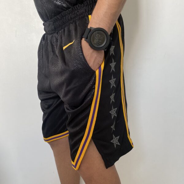2023-09-01 12.02.45 Short Bermuda NBA Los Angeles Lakers Preta Mamba Negra - Black Mamba - Kobe Bryant Edição Especial Nike - Imagem 6