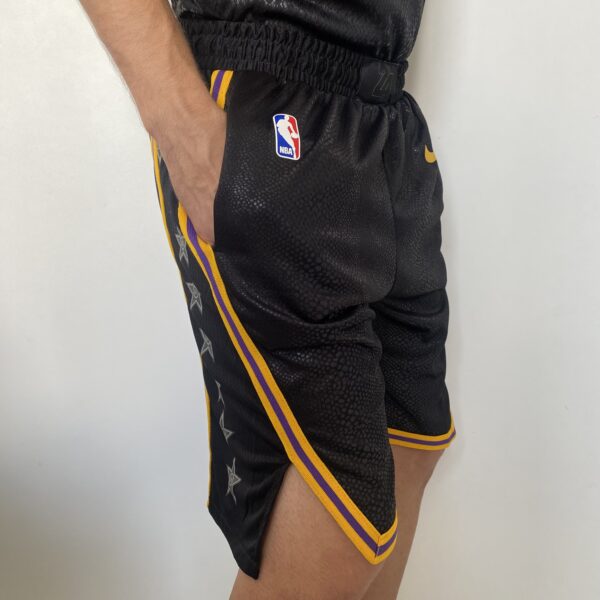 2023-09-01 12.03.19 Short Bermuda NBA Los Angeles Lakers Preta Mamba Negra - Black Mamba - Kobe Bryant Edição Especial Nike - Imagem 7
