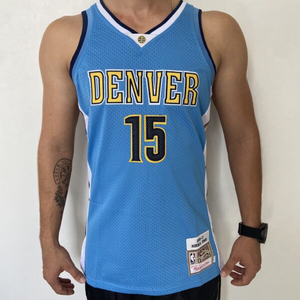 Camiseta Regata NBA Camiseta Regata NBA Mitchell & Ness 2016/17 – Denver Nuggets – Nikola Jokic 15 – Azul Celeste - Imagem 1