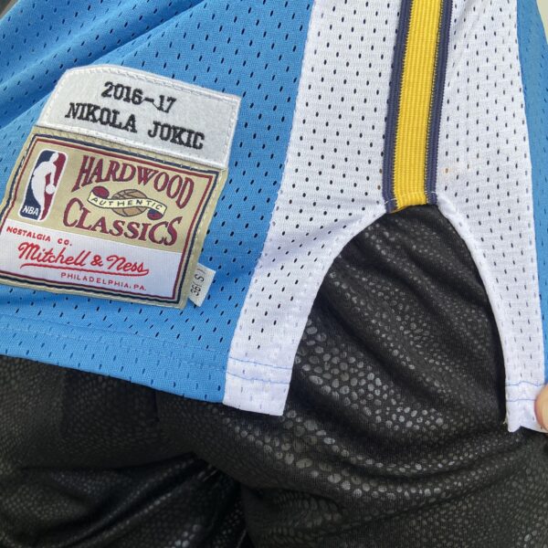 Camiseta Regata NBA Camiseta Regata NBA Mitchell & Ness 2016/17 – Denver Nuggets – Nikola Jokic 15 – Azul Celeste - Imagem 12