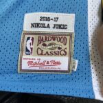 Camiseta Regata NBA Camiseta Regata NBA Mitchell & Ness 2016/17 – Denver Nuggets – Nikola Jokic 15 – Azul Celeste - Imagem 13