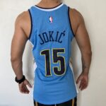 Camiseta Regata NBA Camiseta Regata NBA Mitchell & Ness 2016/17 – Denver Nuggets – Nikola Jokic 15 – Azul Celeste - Imagem 15