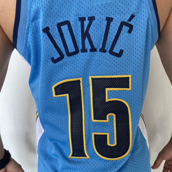 Camiseta Regata NBA Camiseta Regata NBA Mitchell & Ness 2016/17 – Denver Nuggets – Nikola Jokic 15 – Azul Celeste - Imagem 16