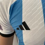 Camisa Seleção Argentina Home - Campeão Mundial - (2) Patch Copa do Mundo Catar - 3 Estrelas - Messi 10 - 2023 Adidas - Versão Jogador - Imagem 9