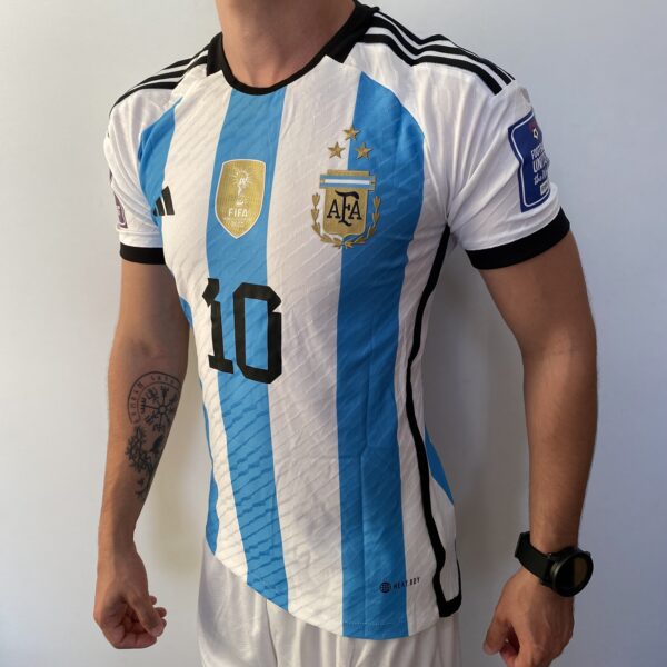 Camisa Seleção Argentina Home - Campeão Mundial - (2) Patch Copa do Mundo Catar - 3 Estrelas - Messi 10 - 2023 Adidas - Versão Jogador - Imagem 17