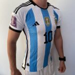 Camisa Seleção Argentina Home - Campeão Mundial - (2) Patch Copa do Mundo Catar - 3 Estrelas - Messi 10 - 2023 Adidas - Versão Jogador - Imagem 18