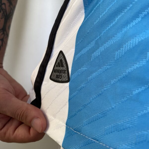 Camisa Seleção Argentina Home - Campeão Mundial - (2) Patch Copa do Mundo Catar - 3 Estrelas - Messi 10 - 2023 Adidas - Versão Jogador - Imagem 23