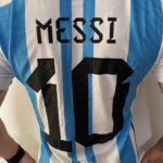 Camisa Seleção Argentina Home - Campeão Mundial - (2) Patch Copa do Mundo Catar - 3 Estrelas - Messi 10 - 2023 Adidas - Versão Jogador - Imagem 27