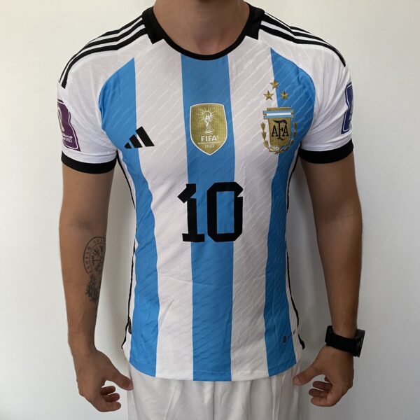 Camisa Seleção Argentina Home - Campeão Mundial - (2) Patch Copa do Mundo Catar - 3 Estrelas - Messi 10 - 2023 Adidas - Versão Jogador - Imagem 1