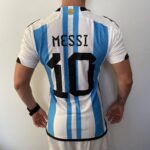 Camisa Seleção Argentina Home - Campeão Mundial - (2) Patch Copa do Mundo Catar - 3 Estrelas - Messi 10 - 2023 Adidas - Versão Jogador - Imagem 26