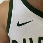 Camiseta Regata Basquete NBA - Milwaukee Bucks - Damian Lillard 0 - Association Edition 2023 - Nike - Branca - Imagem 4