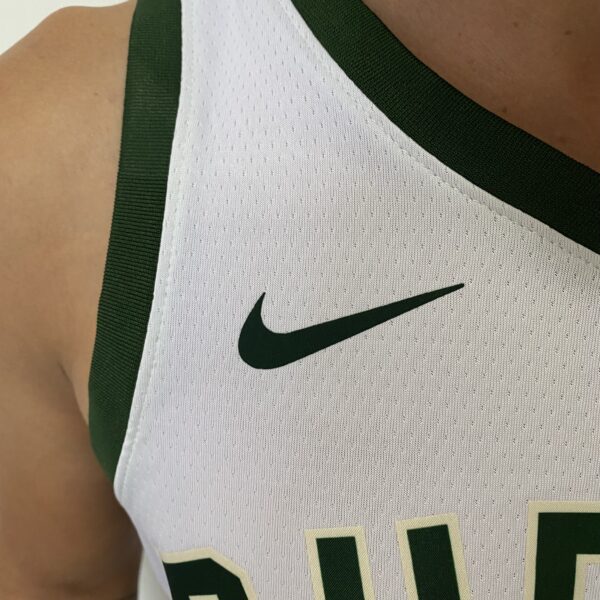 Camiseta Regata Basquete NBA - Milwaukee Bucks - Damian Lillard 0 - Association Edition 2023 - Nike - Branca - Imagem 4