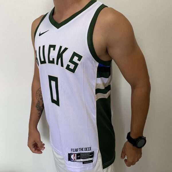 Camiseta Regata Basquete NBA - Milwaukee Bucks - Damian Lillard 0 - Association Edition 2023 - Nike - Branca - Imagem 8