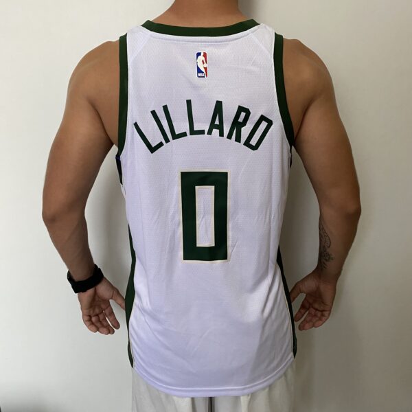 Camiseta Regata Basquete NBA - Milwaukee Bucks - Damian Lillard 0 - Association Edition 2023 - Nike - Branca - Imagem 18