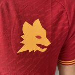 Camisa Roma Home Versão Jogador 2024 Vermelha Adidas - Imagem 3