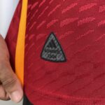 Camisa Roma Home Versão Jogador 2024 Vermelha Adidas - Imagem 18