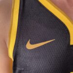 Camiseta Regata Basquete NBA Swingman Golden State Warriors Gui Santos 15 City Edition Preta Amarela 2024 Nike - Imagem 4