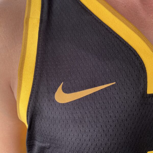 Camiseta Regata Basquete NBA Swingman Golden State Warriors Gui Santos 15 City Edition Preta Amarela 2024 Nike - Imagem 4