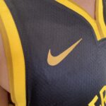 Camiseta Regata Basquete NBA Swingman Golden State Warriors Gui Santos 15 City Edition Preta Amarela 2024 Nike - Imagem 5