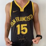 Camiseta Regata Basquete NBA Swingman Golden State Warriors Gui Santos 15 City Edition Preta Amarela 2024 Nike - Imagem 7