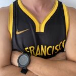 Camiseta Regata Basquete NBA Swingman Golden State Warriors Gui Santos 15 City Edition Preta Amarela 2024 Nike - Imagem 8