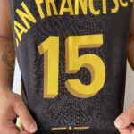 Camiseta Regata Basquete NBA Swingman Golden State Warriors Gui Santos 15 City Edition Preta Amarela 2024 Nike - Imagem 9