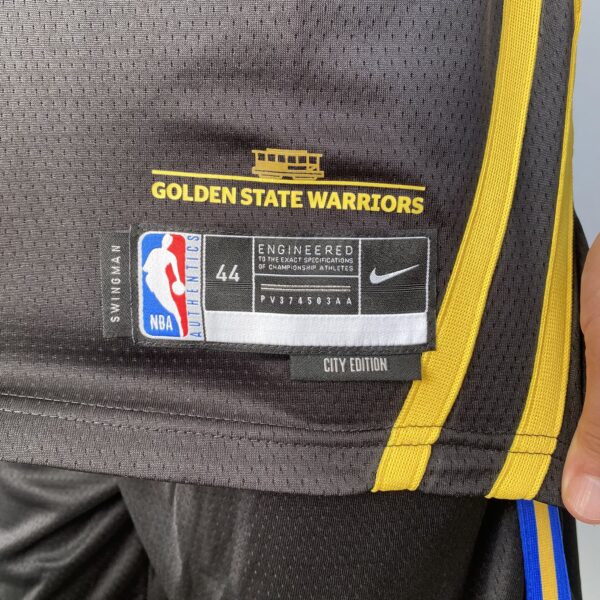 Camiseta Regata Basquete NBA Swingman Golden State Warriors Gui Santos 15 City Edition Preta Amarela 2024 Nike - Imagem 12