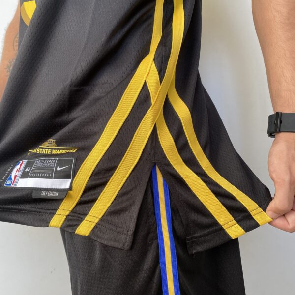 Camiseta Regata Basquete NBA Swingman Golden State Warriors Gui Santos 15 City Edition Preta Amarela 2024 Nike - Imagem 14