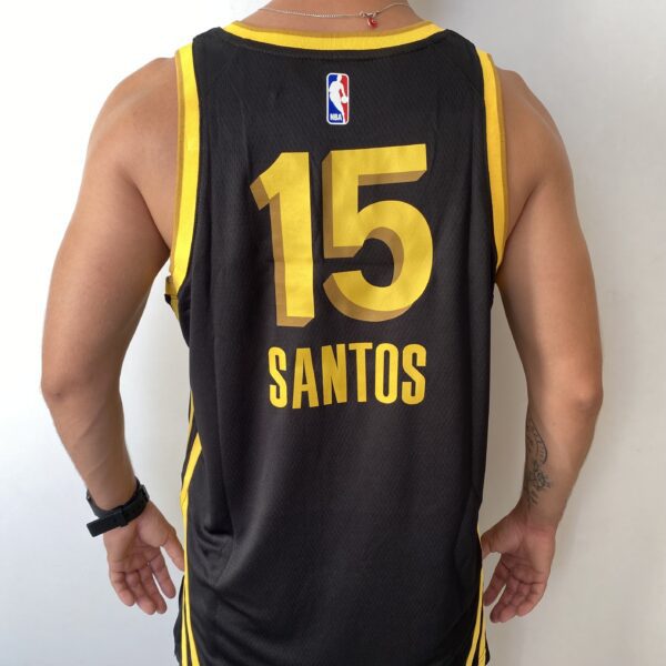 Camiseta Regata Basquete NBA Swingman Golden State Warriors Gui Santos 15 City Edition Preta Amarela 2024 Nike - Imagem 16