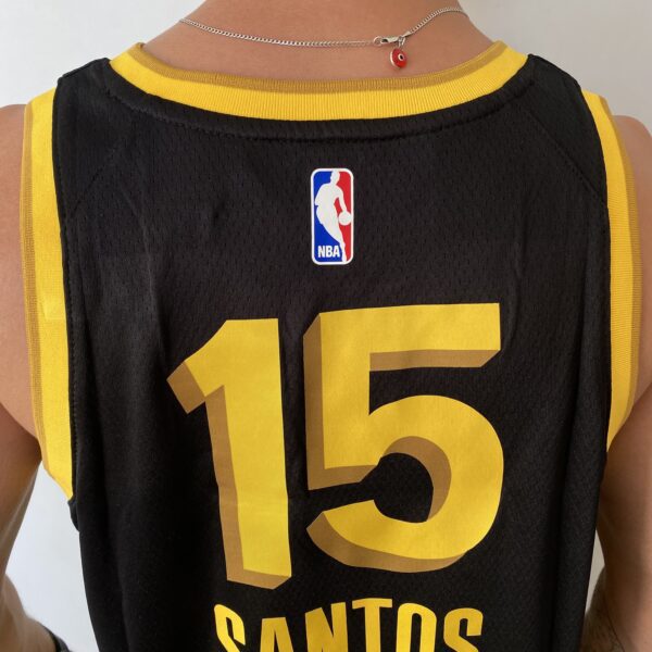 Camiseta Regata Basquete NBA Swingman Golden State Warriors Gui Santos 15 City Edition Preta Amarela 2024 Nike - Imagem 17