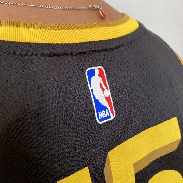 Camiseta Regata Basquete NBA Swingman Golden State Warriors Gui Santos 15 City Edition Preta Amarela 2024 Nike - Imagem 21