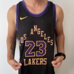 Camiseta Regata NBA Los Angeles Lakers LeBron James 23 City Edition Preta 2024 Nike - Imagem 3