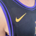 Camiseta Regata NBA Los Angeles Lakers LeBron James 23 City Edition Preta 2024 Nike - Imagem 5
