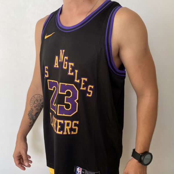 Camiseta Regata NBA Los Angeles Lakers LeBron James 23 City Edition Preta 2024 Nike - Imagem 8