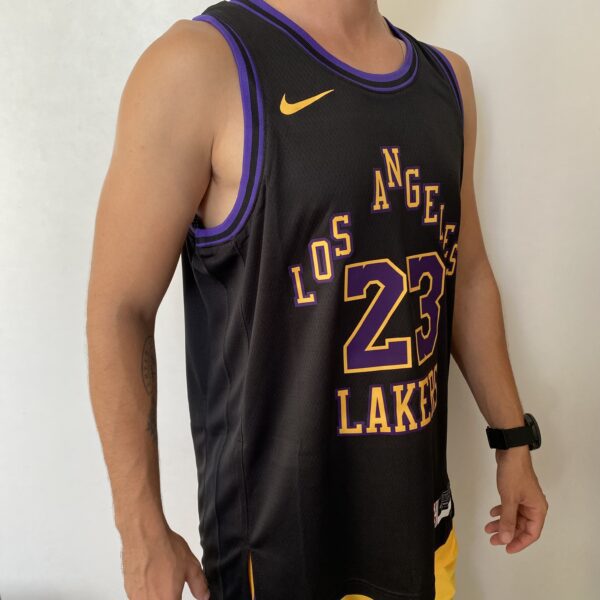 Camiseta Regata NBA Los Angeles Lakers LeBron James 23 City Edition Preta 2024 Nike - Imagem 9