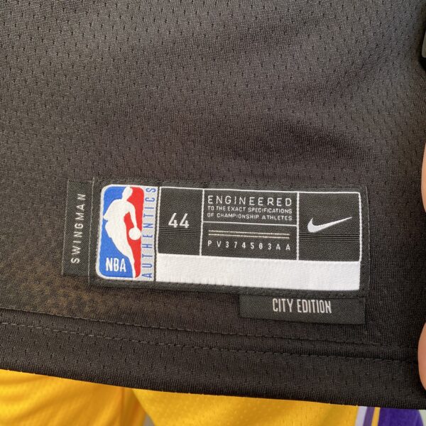 Camiseta Regata NBA Los Angeles Lakers LeBron James 23 City Edition Preta 2024 Nike - Imagem 11