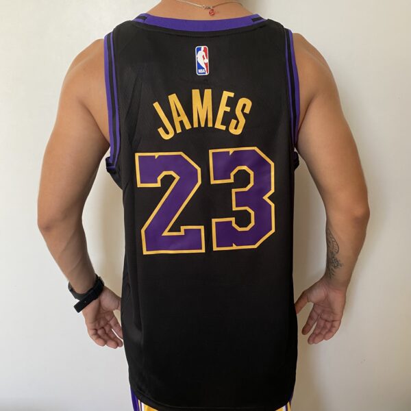 Camiseta Regata NBA Los Angeles Lakers LeBron James 23 City Edition Preta 2024 Nike - Imagem 13